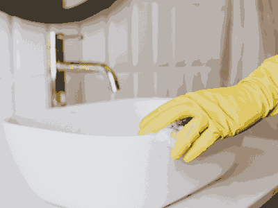 Waschbecken wird gereinigt