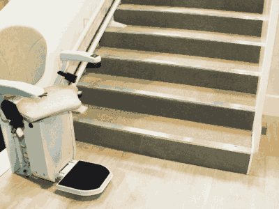 Treppenlift zur Unterstützung bei eingeschränkter Mobilität